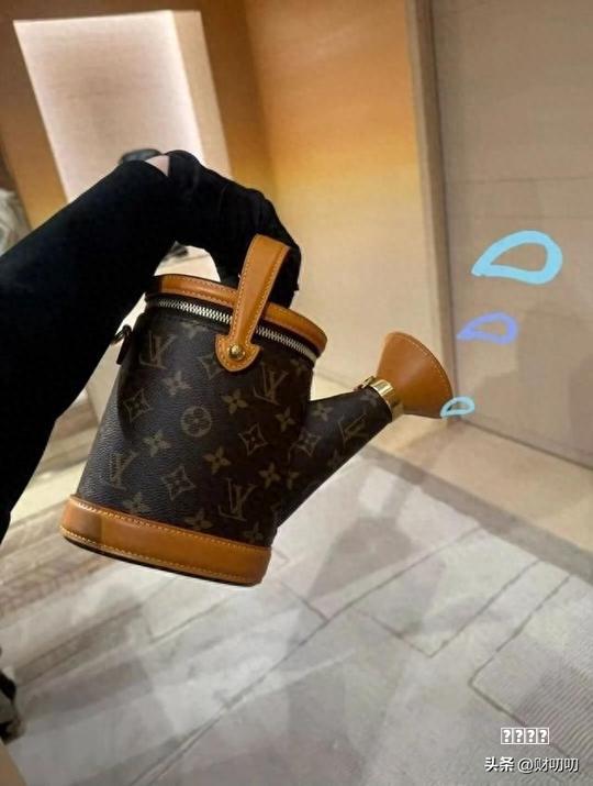 [LV“尿壶包”火了！网友：奢侈品果然不坑穷人，3.6万买个夜壶？]
